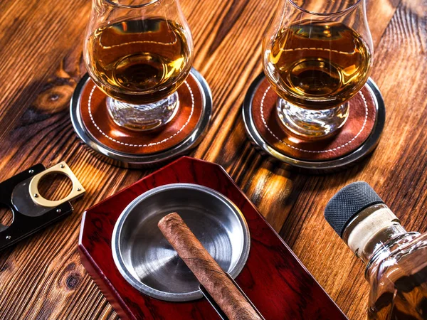 Two glencairn glasses of whisky — Stock Photo, Image
