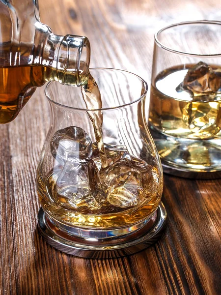 Wylewanie whisky w szklance — Zdjęcie stockowe