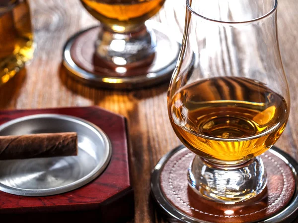 Dvě skleničky whisky glencairn — Stock fotografie