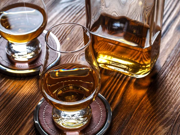 İki Glenn Cairn bardağı viski. — Stok fotoğraf