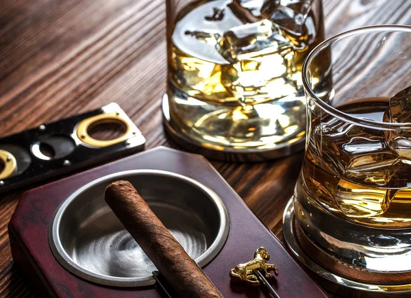 Виски и сигары — стоковое фото