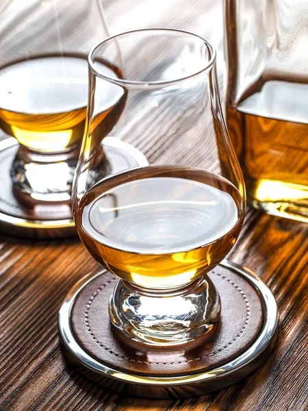 两杯玻璃杯威士忌 — 图库照片