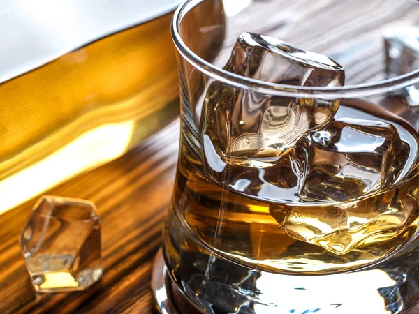 Whisky en las rocas — Foto de Stock