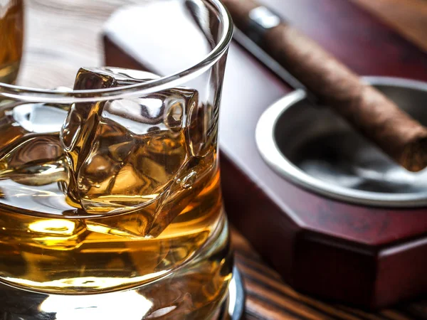 Whisky z lodem i cygarem — Zdjęcie stockowe