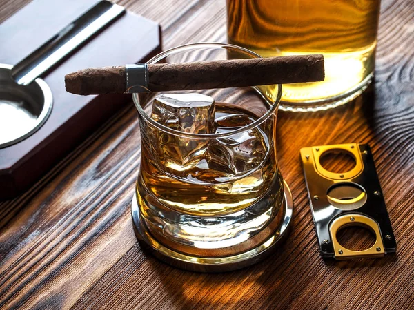 Whisky z lodem i cygarem — Zdjęcie stockowe