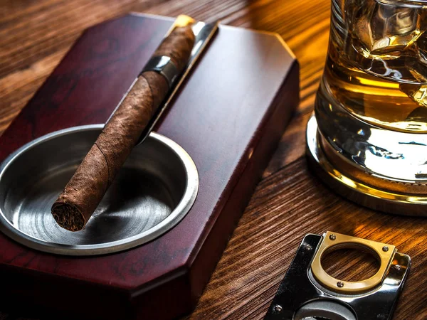 Whisky z lodem i cygarem — Zdjęcie stockowe