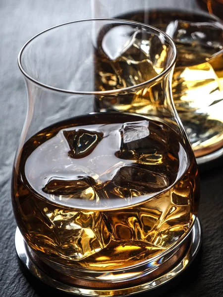 Whisky auf den Felsen — Stockfoto