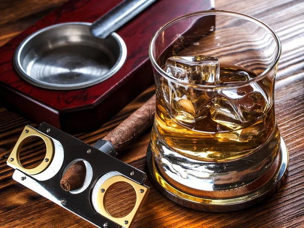 Whisky z lodem i cygarem — Zdjęcie stockowe