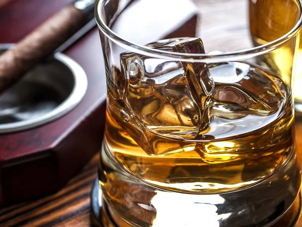 Whisky z lodem i cygarem — Zdjęcie stockowe