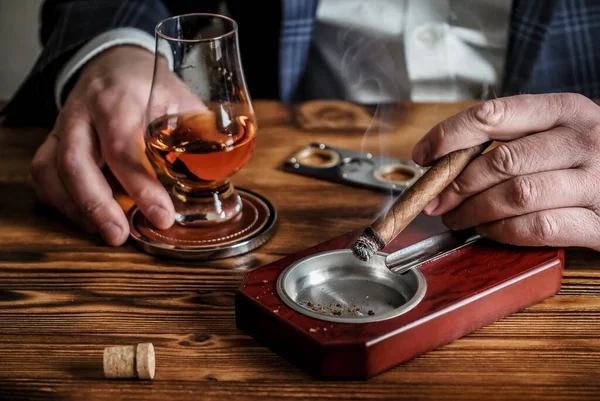 Uomo Ben Vestito Bar Beve Whisky Malto Singolo Fuma Sigaro — Foto Stock