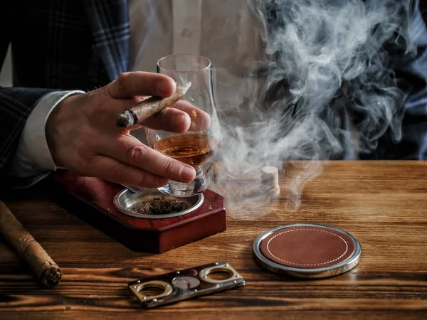 Dobře Oblečený Muž Baru Pije Sladovou Whisky Kouří Doutník — Stock fotografie