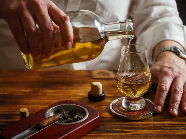 Homem Camisa Branca Derramando Uísque Vidro Glencairn — Fotografia de Stock