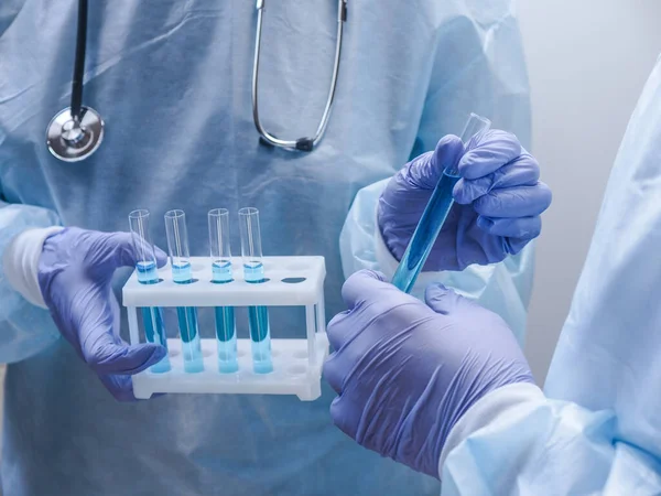 Dos Científicos Médicos Tubos Ensayo Hadling Desgaste Protector Laboratorio — Foto de Stock