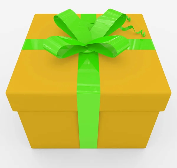 Gift box - żółte pudełko, zielony wstążki - na białym tle — Zdjęcie stockowe