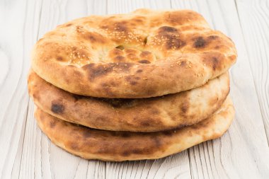 Eski Beyaz ahşap masa Özbek ekmek.