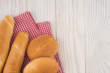 Çörekler eski Beyaz ahşap tablo.