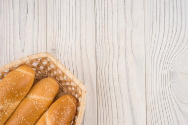 Eski ahşap masa üzerinde bir hasır sepet buns.