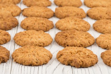 Cookie üzerine eski Beyaz ahşap masa.