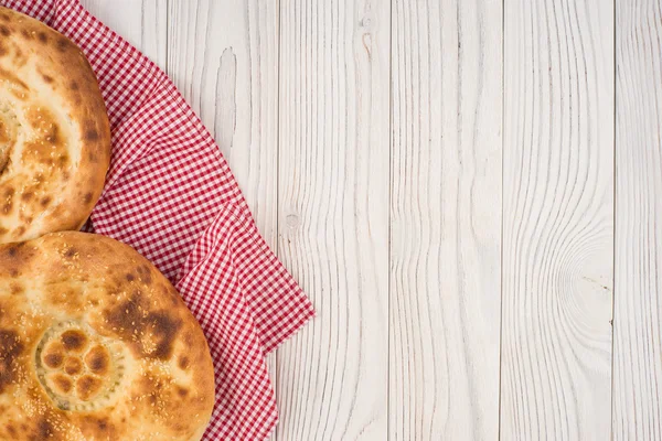 Pain ouzbek sur une vieille table en bois blanc . — Photo