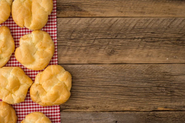 Eclairs på ett gammalt träbord. — Stockfoto