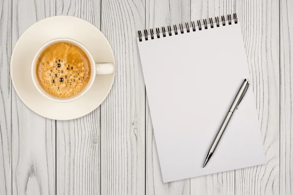 咖啡杯子、 螺旋笔记本和木桌上的钢笔 — 图库照片
