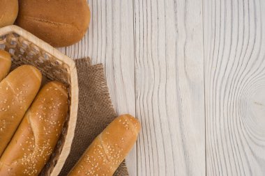 Eski ahşap masa üzerinde bir hasır sepet buns. 