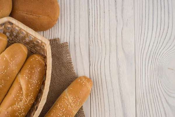 Bullar i en korg på gamla träbord. — Stockfoto