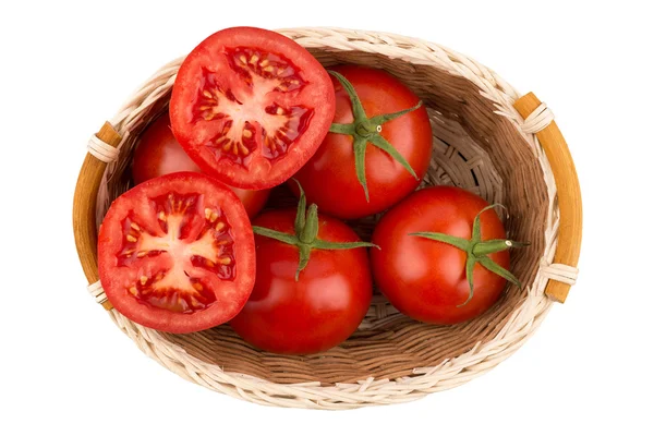 Reife Tomaten in einem Weidenkorb isoliert auf weißem Hintergrund — Stockfoto