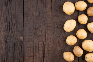 Rustik ahşap zemin üzerine patates. 