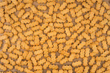 Haşhaş tohumu eski ahşap masa kraker.