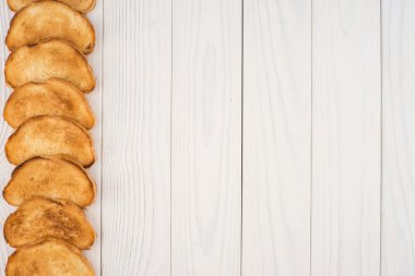 Bir eski beyaz tahta masada ekmek.