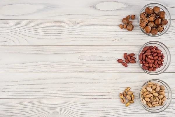 Fındık eski ahşap masa üzerinde bir cam kabın içinde karıştırın. 