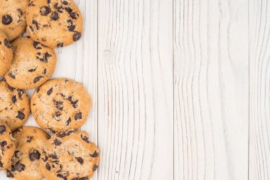 Çikolata kurabiye closeup beyaz eski ahşap tablo.