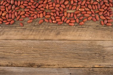 Eski ahşap masa arka plan üzerine fıstık. 