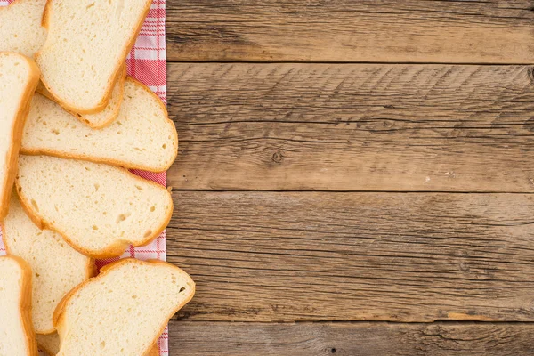 Limpa bröd på ett träbord. Ovanifrån — Stockfoto