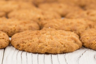 Cookie üzerine eski Beyaz ahşap masa. 