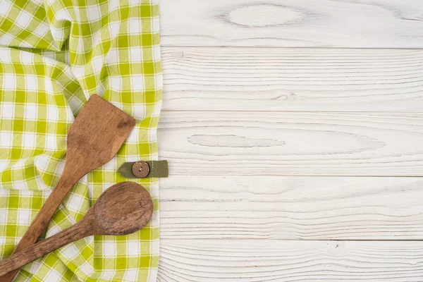Cuchara y espátula en la servilleta de cocina y mesa blanca . — Foto de Stock