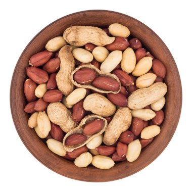 Kahverengi bir tabak fıstık. Beyaz arka plan üzerinde izole.