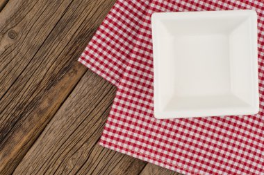 ahşap masa masa örtüsü ile boş plaka.