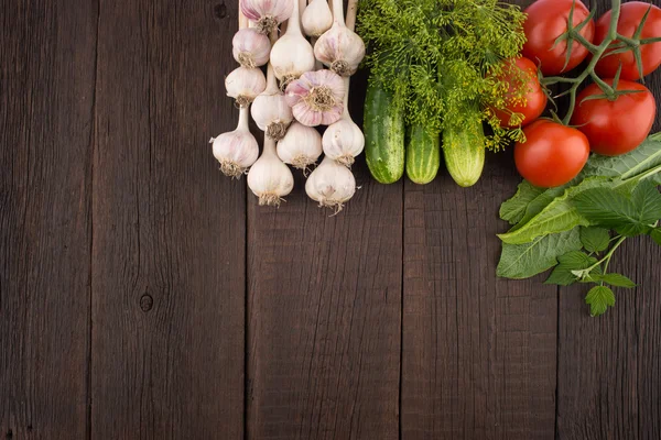 Tomatoes, garlic, zucchini, cucumbers, dill and horseradish leav — Stock Photo, Image