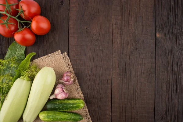 Tomatoes, garlic, cucumbers, zucchini, dill and horseradish leav — Stock Photo, Image