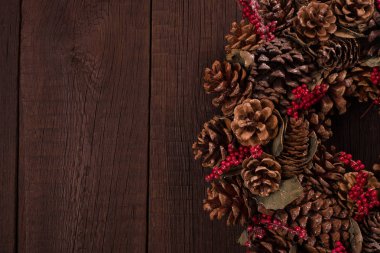 Koyu ahşap arka plan üzerinde Noel çelenk. 