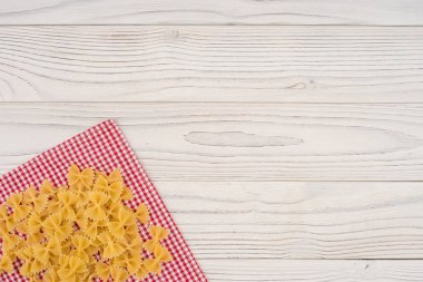 Makarna mutfak peçete ve eski bir beyaz tahta masa.