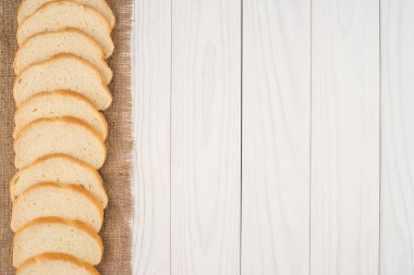 Ekmek beyaz eski ahşap tablo.