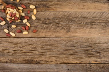 Eski bir ahşap zemin üzerine tahta kaşıklar fıstık. 