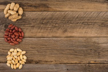 Eski ahşap masa arka plan üzerine fıstık. 