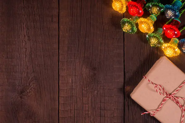 Noel hediye kutuları garland ahşap zemin ile. — Stok fotoğraf