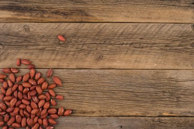 Eski ahşap masa soyulmuş fıstık. 