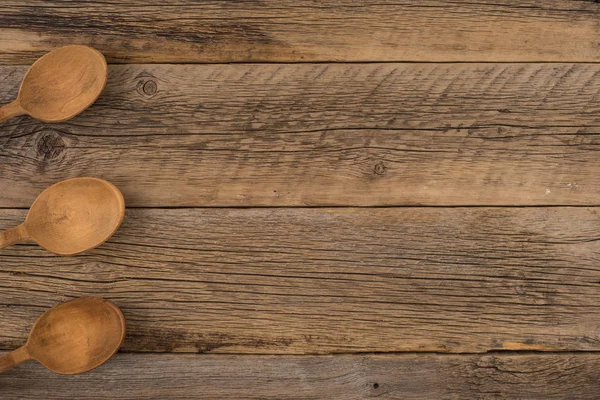 Cucchiai di legno su un vecchio tavolo di legno . — Foto Stock