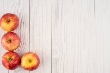 Eski ahşap masa üzerinde kırmızı elmalar. 